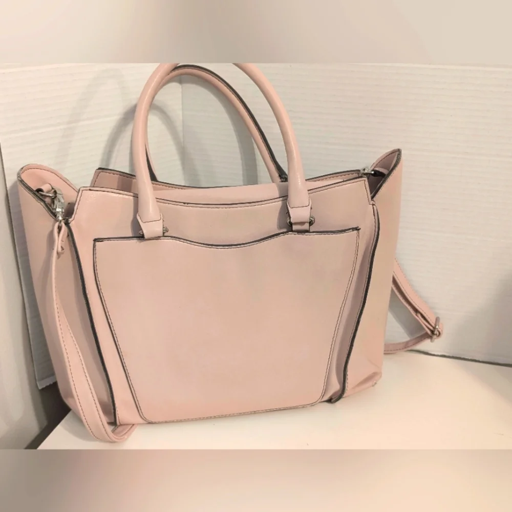 London Fog Pale Pink Leather‎ Handbag With Pockets